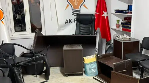 AK Parti'nin ilçe binasına saldırı düzenlendi: Camlar kırıldı, eşyalar zarar gördü