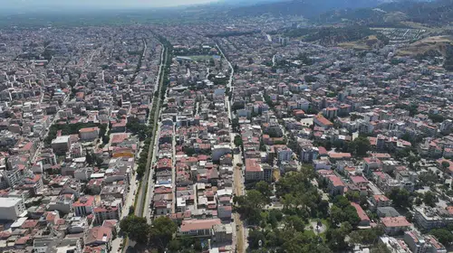 Manisa Büyükşehir Belediyesi, Salihli’de 4 Caddeyi Sıcak Asfaltla Yeniliyor