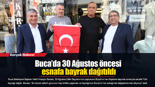 Buca’da 30 Ağustos öncesi esnafa bayrak dağıtıldı