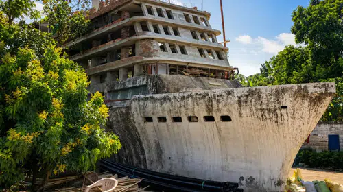Çiftçi tarlasına Titanik gemisinin birebir kopyasını inşa etti
