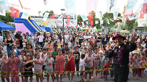 Manisa Büyükşehir’in Çocuk Şenlikleri Saruhanlı’da Yüzleri Gülümsetti
