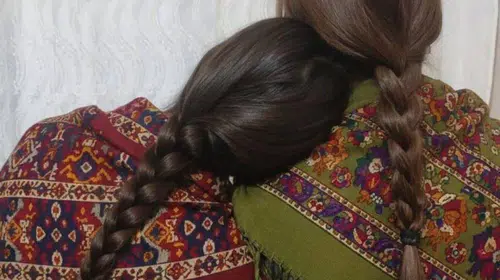 Kuzey ve Doğu Suriye'deki kadınlarla dayanışma için saç ören hemşire meslekten atıldı