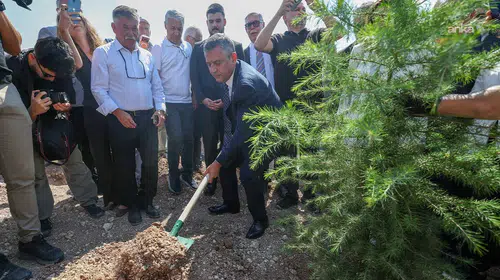 Özgür Özel, YENİ Parti genel merkezinde fidan dikti