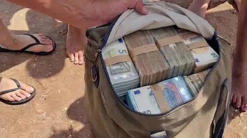 Sicilya'da denize giren tatilcilerin bulduğu çantalardan 700 bin euro çıktı