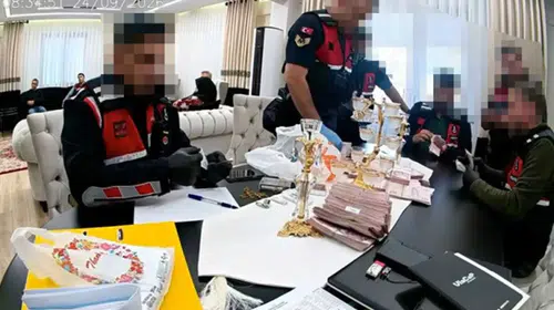 AKP'li eski belediye başkanının evinde jandarma tarafından sayılan para miktarı