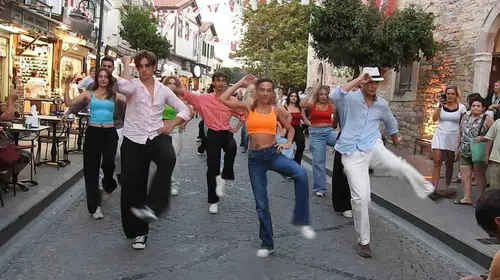 İzmir Aşkına Derneği, Çeşme Festivali'nde flashmob gösterisiyle büyük beğeni topladı