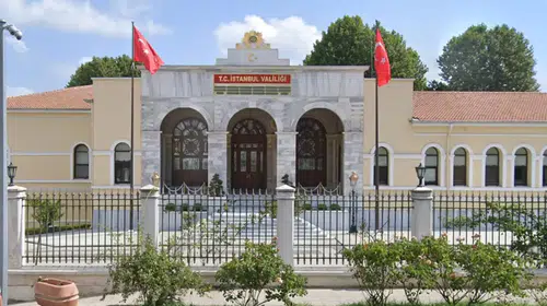 İstanbul Valiliği okullardaki mescitleri cuma namazı için düzenlemeye çağırdı