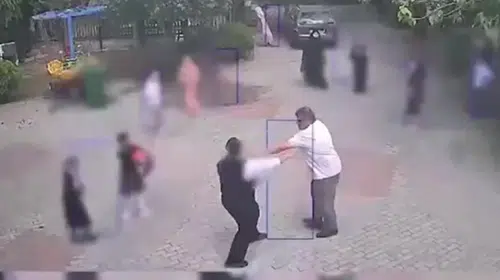 İmam, camide müezzinin bağışları çaldığını iddia ederek ona saldırdı