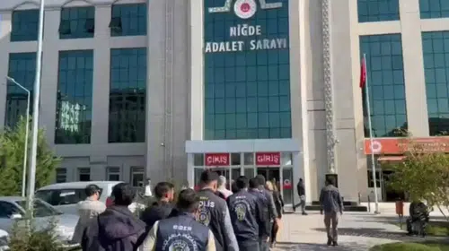 Niğde’de yasa dışı bahis sitelerine 1 milyar 70 milyon liralık işlem yapan 5 kişi tutuklandı