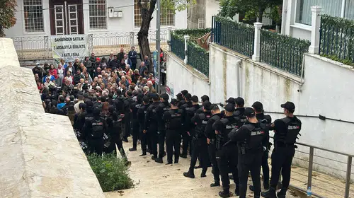 Adalar'da AK Parti'ye oy veren 3 CHP'li polis eşliğinde ayrıldı