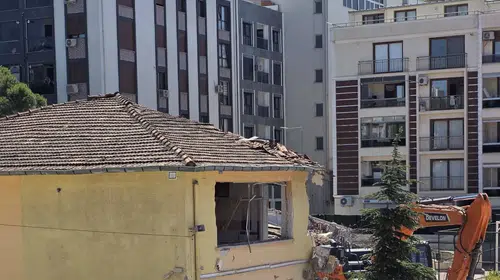 Aliağa’da 54 yıllık Atatürk Ortaokulu deprem yönetmeliği nedeniyle yıkıldı