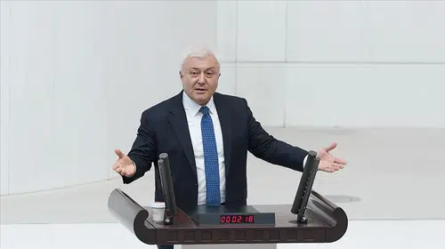 CHP'li Tuncay Özkan'dan AK Parti'ye geçen Foça Belediye Başkanı'na sert tepki: Cingöz Recai'nin yeni perdesi