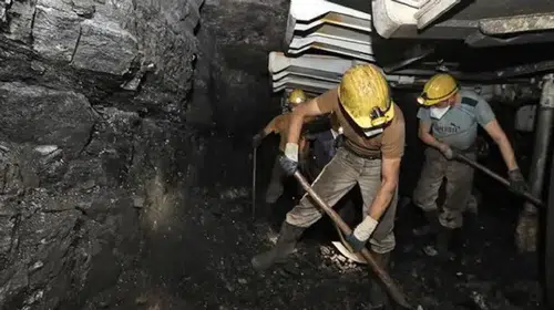 Soma'da Maden Ocağında Göçük: 11 işçi mahsur kaldı 3 işçi hayatını kaybetti