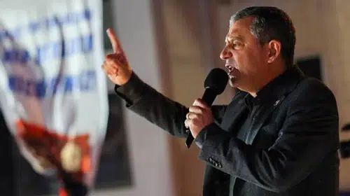 Özgür Özel'den AK Parti'nin İzmir paylaşımına sert tepki: Bir bed-mayeden tehditle imza alınca...