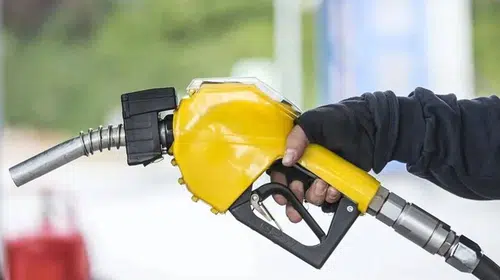 Benzine 20 Ekim Salı günü litre başına 4,30 lira indirim bekleniyor