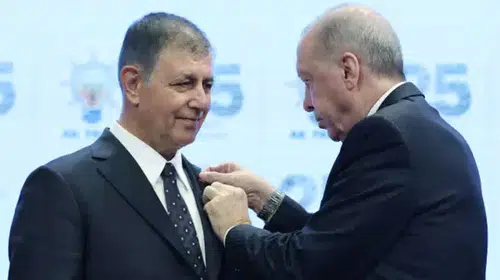 Cemil Tugay AK Parti'ye geçti, rozet töreninin ardından 5 günlük izne ayrıldı