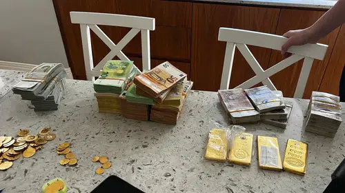 Mersin'deki yolsuzluk soruşturmasında şüphelinin evinden yüklü miktarda altın ve döviz çıktı
