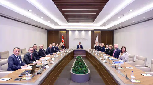 AK Parti'ye geçen Çiğli Belediye Başkanı Yıldız, iki bakanla ilçenin sorunlarını görüştü