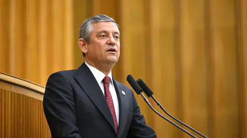 Özgür Özel, tutuklu ve ev hapsindeki gazetecilerle dayanışma için görüştü