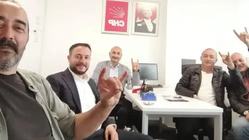 Kemal Kılıçdaroğlu danışmanı Kubat bozkurt işaretiyle poz verdi