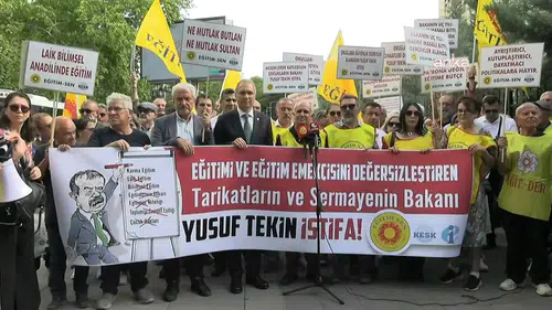 Bakan Tekin'in istifası istendi, sendika içinde kılıçlar çekildi