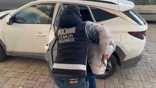 İzmir'de düzenlenen operasyonda 40 gözaltı, 10 tutuklama ve çok sayıda silah ele geçirildi