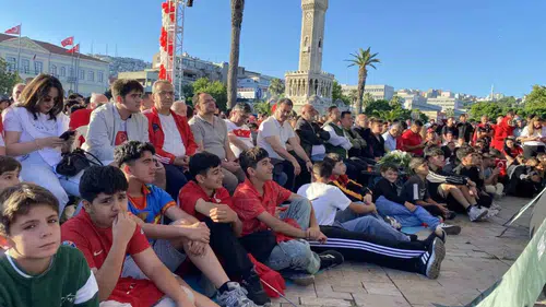 İzmir'de milli heyecan meydanlara taştı: Dev ekranda dünya kupası coşkusu