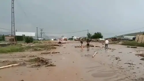 Elazığ'da sel nedeniyle Tunceli kara yolu ulaşıma kapandı