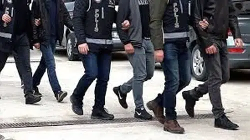 Polis frekansını dinleyen şüphelilerin evinden çıkanlar pes dedirtti