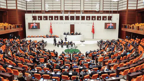 Meclis'te gece yarısı gerilimi: Muhalefetten "şantaj" ve "rezillik" çıkışı