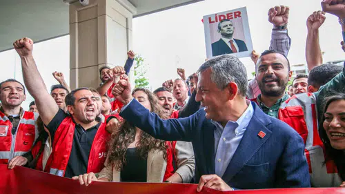 CHP'de kılıçlar çekildi: 900 imza genel merkeze gidiyor