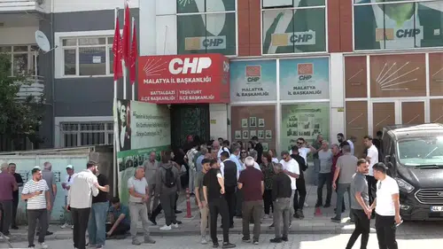 CHP Malatya’da kapı krizi: Gençlik kolları "Hain" yazılı dev poster astı
