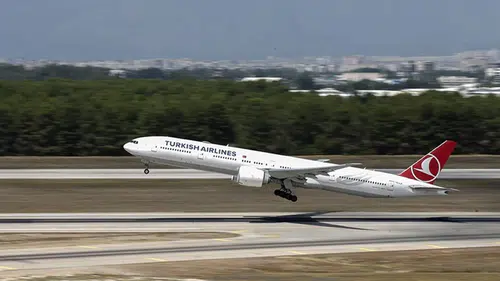 THY uçağı Antalya'da radar direğine temas etti