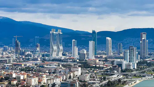 İzmir'de Gayrimenkul Sektörünün Devleri Rekabette: Yükselen Projeler Kentsel Silüeti Yeniden Şekillendiriyor