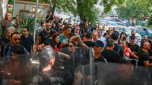 NATO protestosunda polis, milletvekilini gözaltına almaya çalıştı