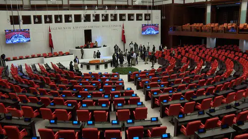 Askeri hekimlere meslek yasağı ve uzman erbaşlara yeni sicil modeli yasalaştı