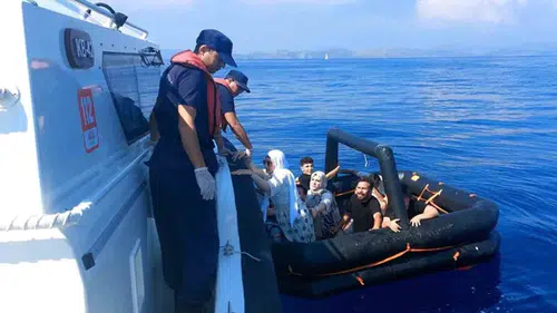 Yunanistan, 3'ü çocuk 8 düzensiz göçmeni Türk karasularına geri itti