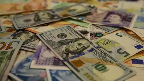 Döviz piyasasında dolar ve euro yükselişle güne başladı