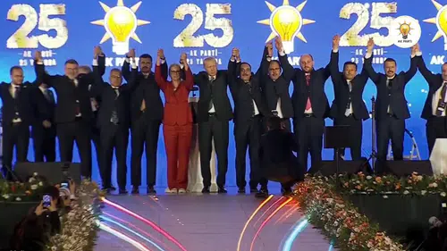 İzmir Mileltvekili Mustafa Bilici AK Parti'ye geçti, rozeti Erdoğan taktı!