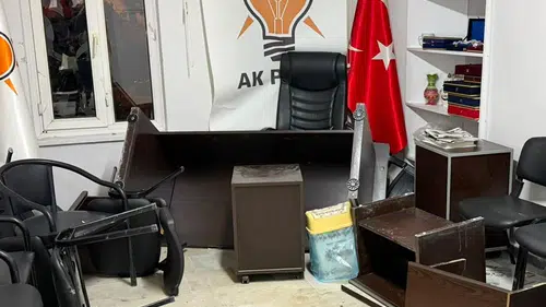 AK Parti'nin ilçe binasına saldırı düzenlendi: Camlar kırıldı, eşyalar zarar gördü