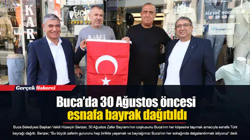 Buca’da 30 Ağustos öncesi esnafa bayrak dağıtıldı