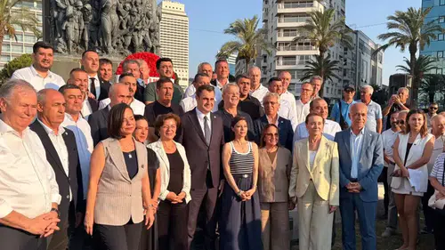 İzmir'de YENİ Parti'den Cumhuriyet Meydanı'nda ilk resmi tören