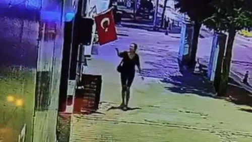 Mağaza önündeki bayrağı yakan kadın şizofreni savunması yaptı… Tutuklandı
