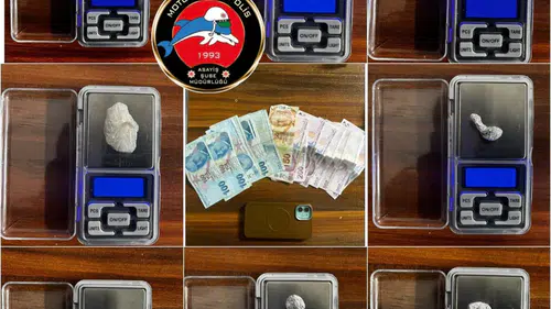 İzmir'de uyuşturucu operasyonlarında 2 bin 403 hap ele geçirildi