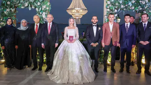 Kemal Kılıçdaroğlu, AK Parti'li İzsiz'le nikâh şahitliği yaptı