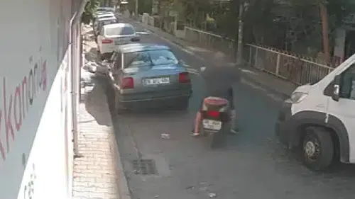 İzmir Bayraklı'da düşürülen 100 bin lirayı çalan motosikletli şüpheli gözaltına alındı