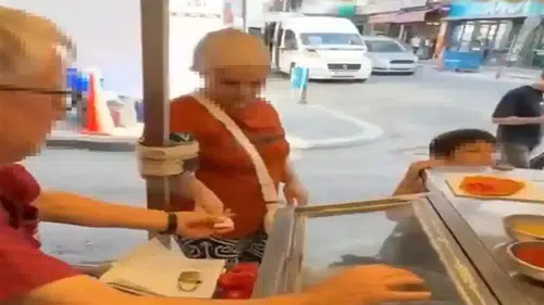 Çocuğu için 2 lahmacun almak isteyince tezgahı kaldırıldı, seyyar satıcıdan özür geldi