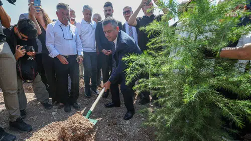 Özgür Özel, YENİ Parti genel merkezinde fidan dikti