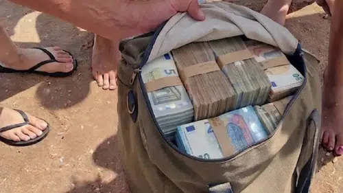 Sicilya'da denize giren tatilcilerin bulduğu çantalardan 700 bin euro çıktı