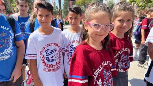 İzmir'deki 'ikizler okulunda' 27 çift öğrenci eğitim görüyor